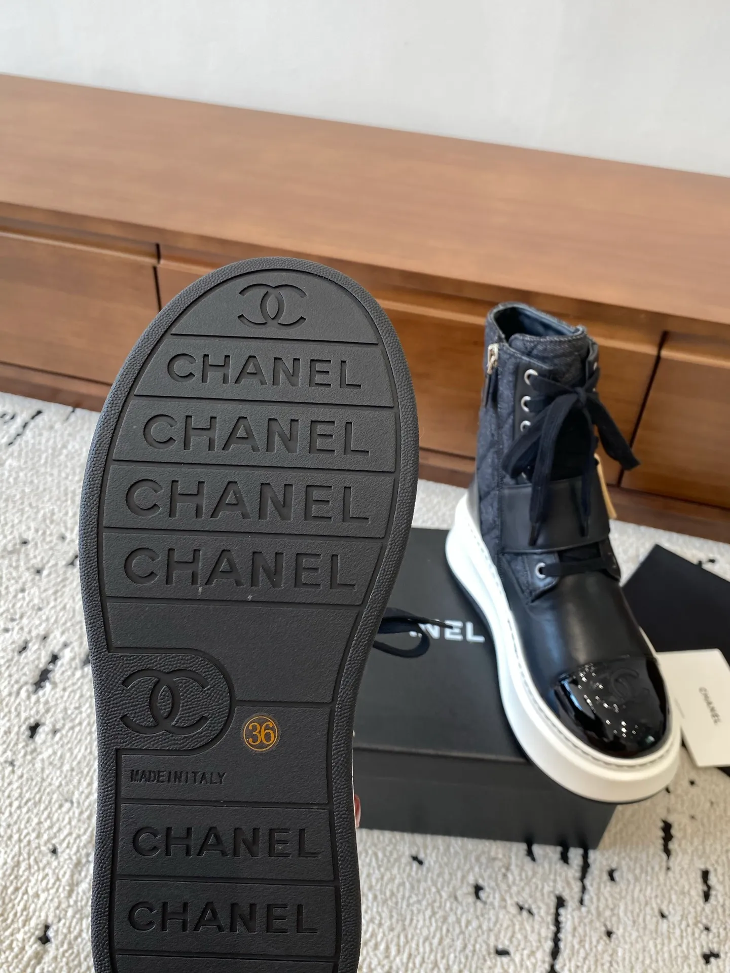 👟👟Ex-factory price 760👟👟 CHANEL 2025s autumn and winter series thick-soled short boots, made of imported cowhide, with an additional height of 5cm to show leg length. The boots follow Chanel's classic rhombus pattern, and add this year's popular sun buckle. Xiao Meimei likes it especially. This is Chanel's hot style for autumn and winter this year. With the traditional inner zipper, it is easy to put on the feet and super comfortable. It is a must-have for this autumn and winter. Upper material: imported cowhide with rhombus microfiber, washed denim ❤︎ Consistently authentic ❤︎ Outsole: original Italian TPU foam outsole Number of yards: 35-40 (Customized size 40 is non-refundable and non-exchangeable) Buy now 👉 Buy now 👉 Buy now 👉 Buy now 👉